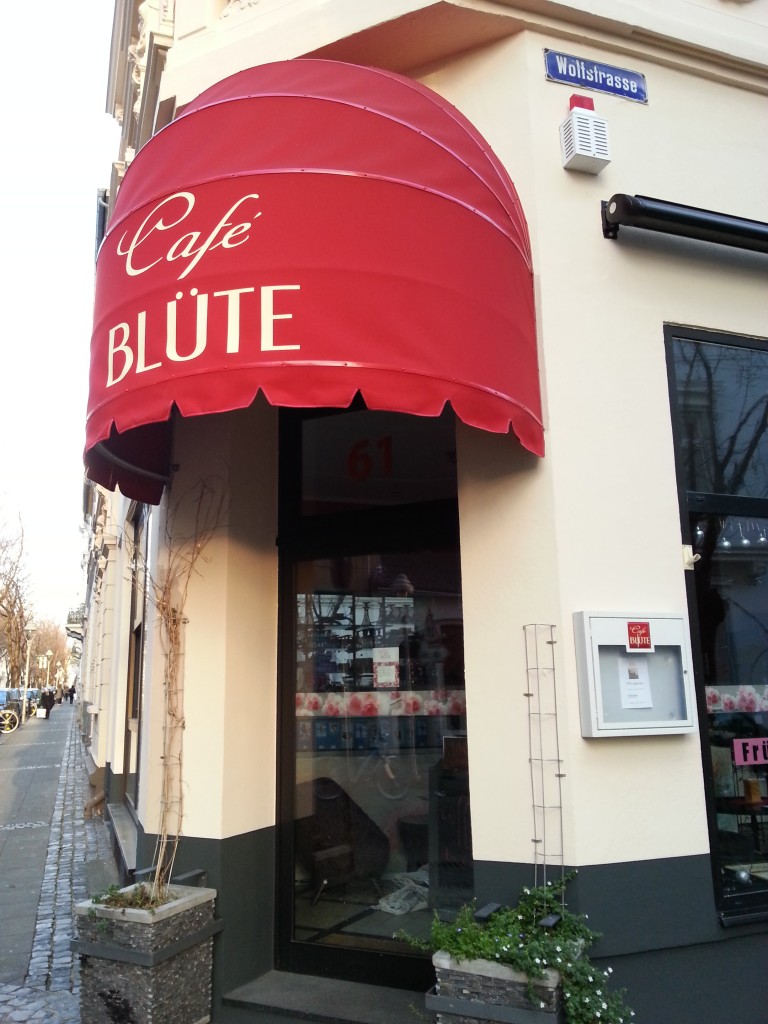 Eingang des Café Blüte
